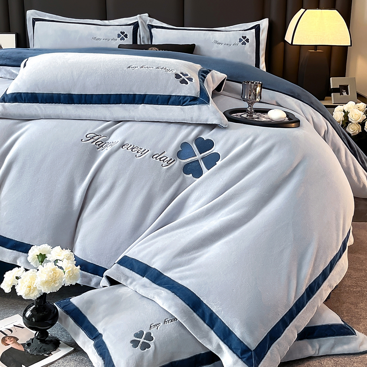 91家纺网 家纺一手货源 找家纺 妮恒美家纺 2025新款牛奶绒刺绣四件套-简爱系列 简爱-浅蓝＋故宫蓝