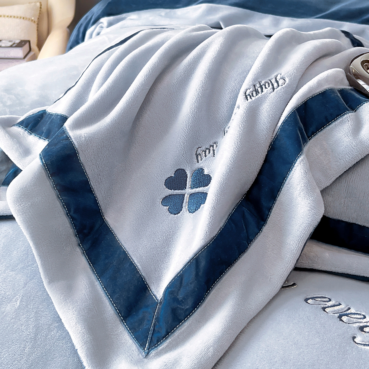 91家纺网 家纺一手货源 找家纺 妮恒美家纺 2025新款牛奶绒刺绣四件套-简爱系列 简爱-浅蓝＋故宫蓝