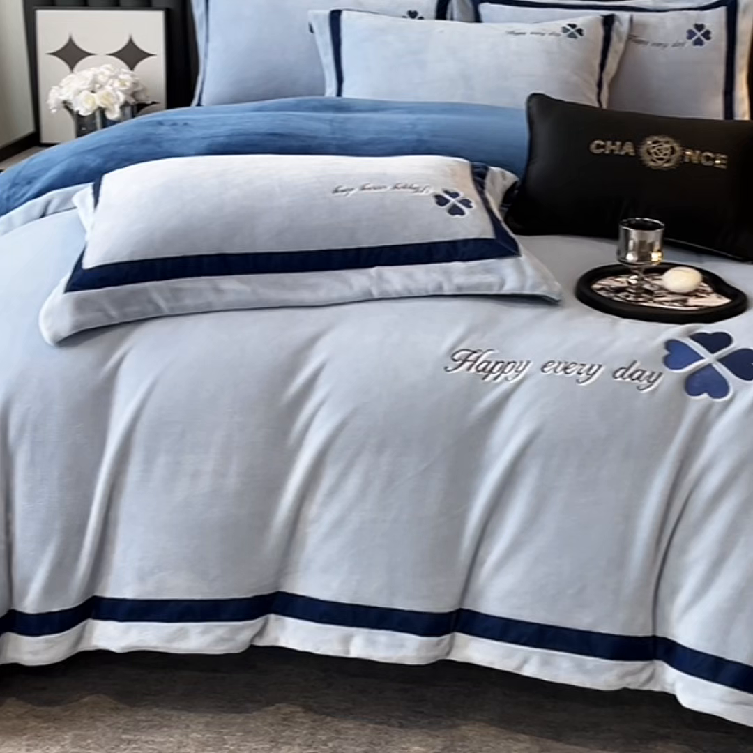 91家纺网 家纺一手货源 找家纺 妮恒美家纺 2025新款牛奶绒刺绣四件套-简爱系列 简爱-浅蓝＋故宫蓝