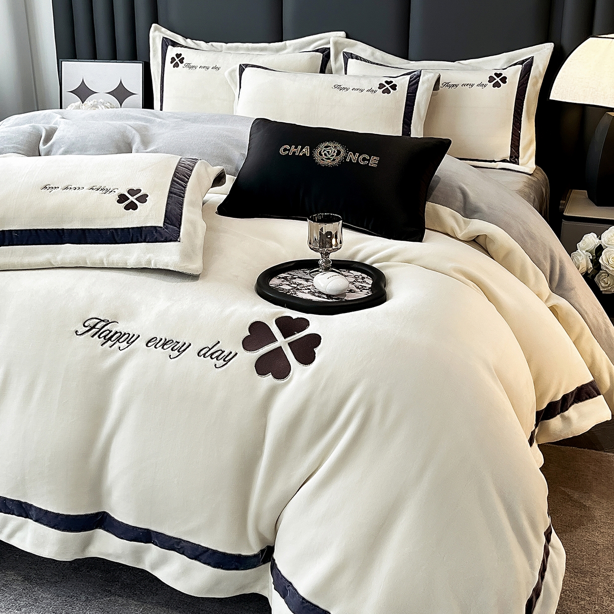 妮恒美家纺 2025新款牛奶绒刺绣四件套-简爱系列 简爱-绅士白＋浅灰