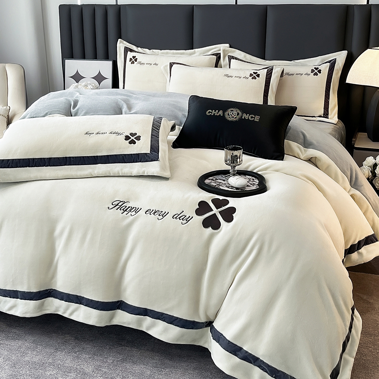 91家纺网 家纺一手货源 找家纺 妮恒美家纺 2025新款牛奶绒刺绣四件套-简爱系列 简爱-绅士白＋浅灰