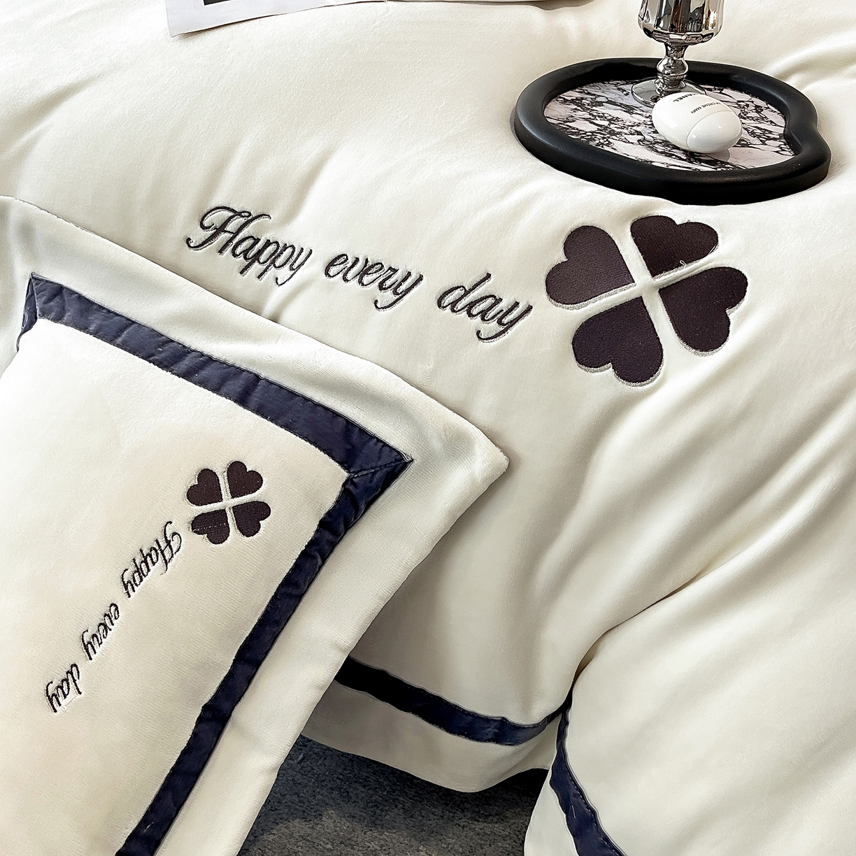 91家纺网 家纺一手货源 找家纺 妮恒美家纺 2025新款牛奶绒刺绣四件套-简爱系列 简爱-绅士白＋浅灰