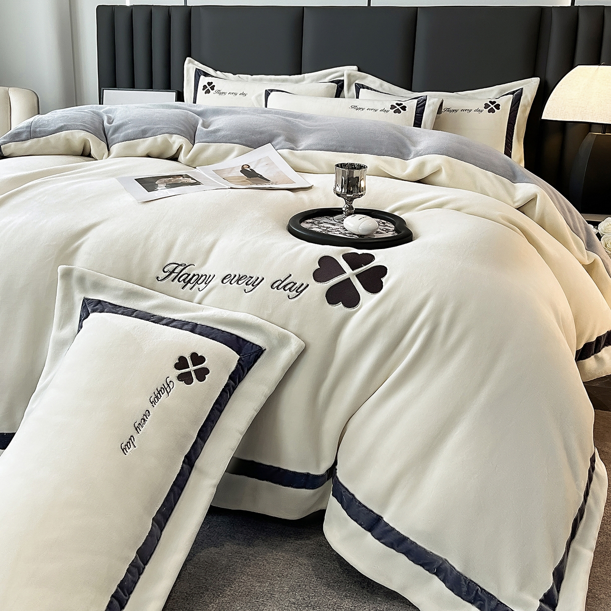 91家纺网 家纺一手货源 找家纺 妮恒美家纺 2025新款牛奶绒刺绣四件套-简爱系列 简爱-绅士白＋浅灰