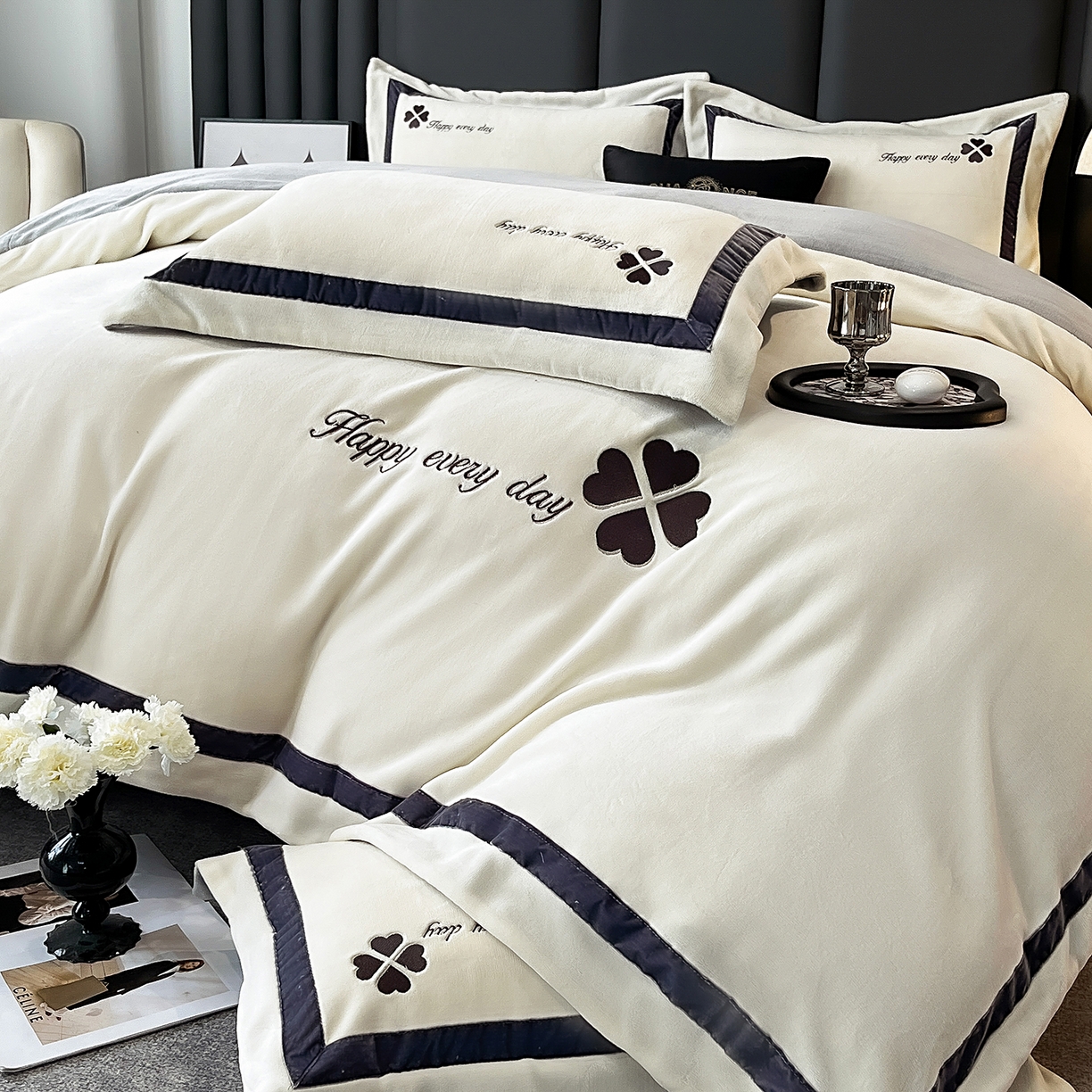 91家纺网 家纺一手货源 找家纺 妮恒美家纺 2025新款牛奶绒刺绣四件套-简爱系列 简爱-绅士白＋浅灰