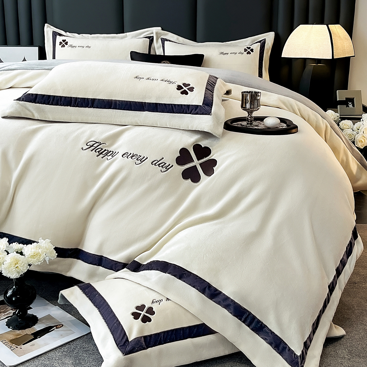 91家纺网 家纺一手货源 找家纺 妮恒美家纺 2025新款牛奶绒刺绣四件套-简爱系列 简爱-绅士白＋浅灰