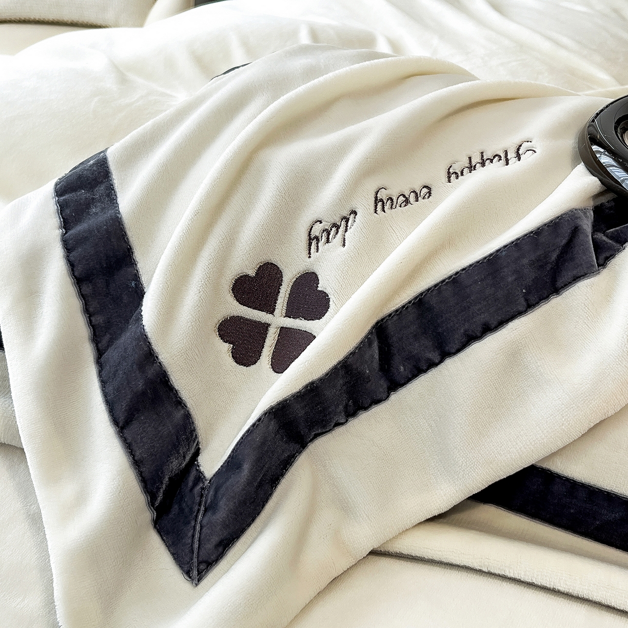 91家纺网 家纺一手货源 找家纺 妮恒美家纺 2025新款牛奶绒刺绣四件套-简爱系列 简爱-绅士白＋浅灰