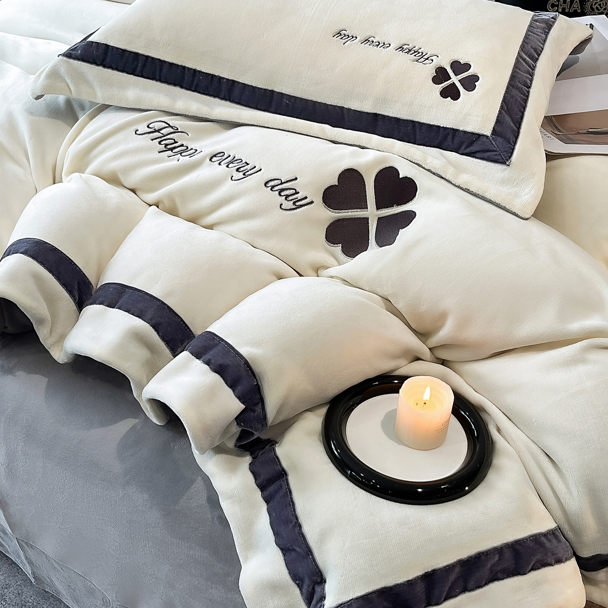 91家纺网 家纺一手货源 找家纺 妮恒美家纺 2025新款牛奶绒刺绣四件套-简爱系列 简爱-绅士白＋浅灰