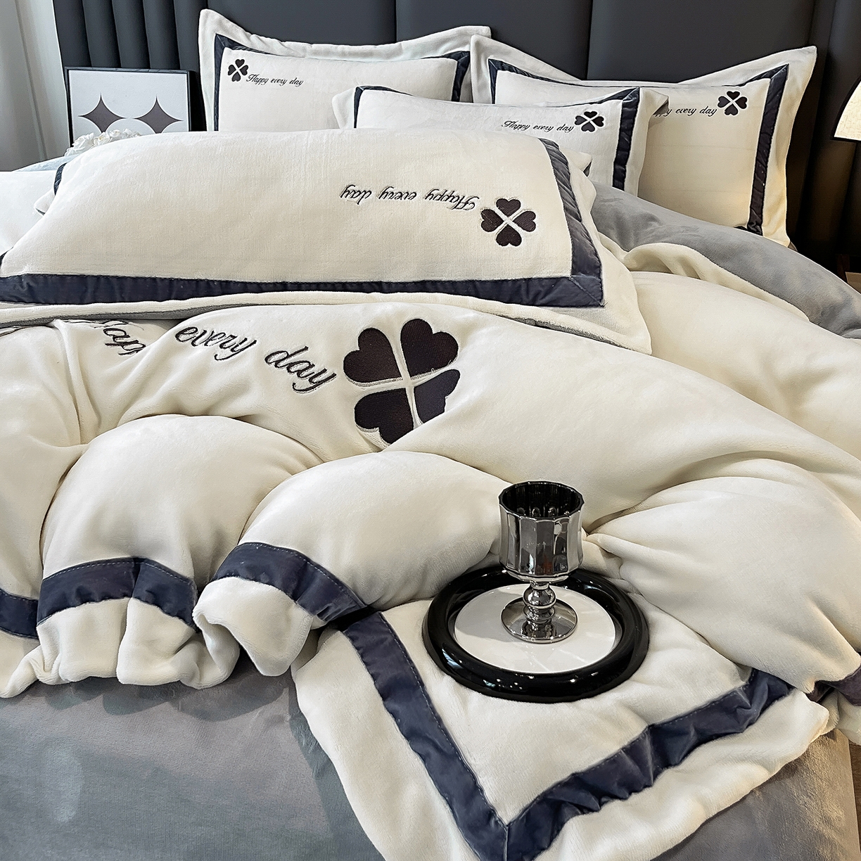 91家纺网 家纺一手货源 找家纺 妮恒美家纺 2025新款牛奶绒刺绣四件套-简爱系列 简爱-绅士白＋浅灰