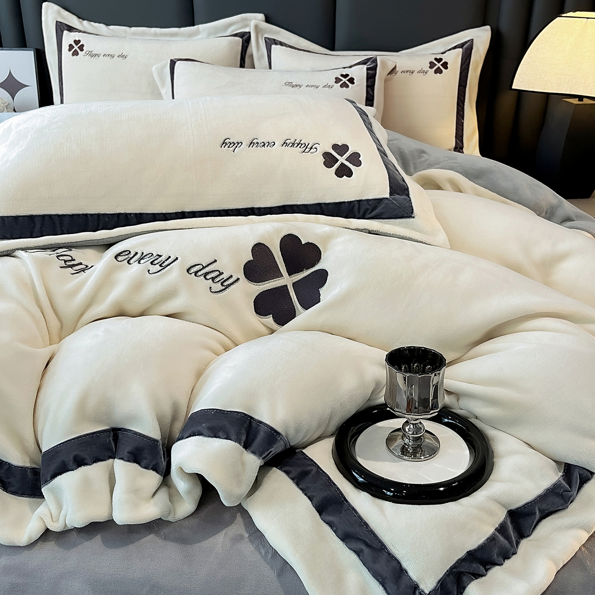 91家纺网 家纺一手货源 找家纺 妮恒美家纺 2025新款牛奶绒刺绣四件套-简爱系列 简爱-绅士白＋浅灰