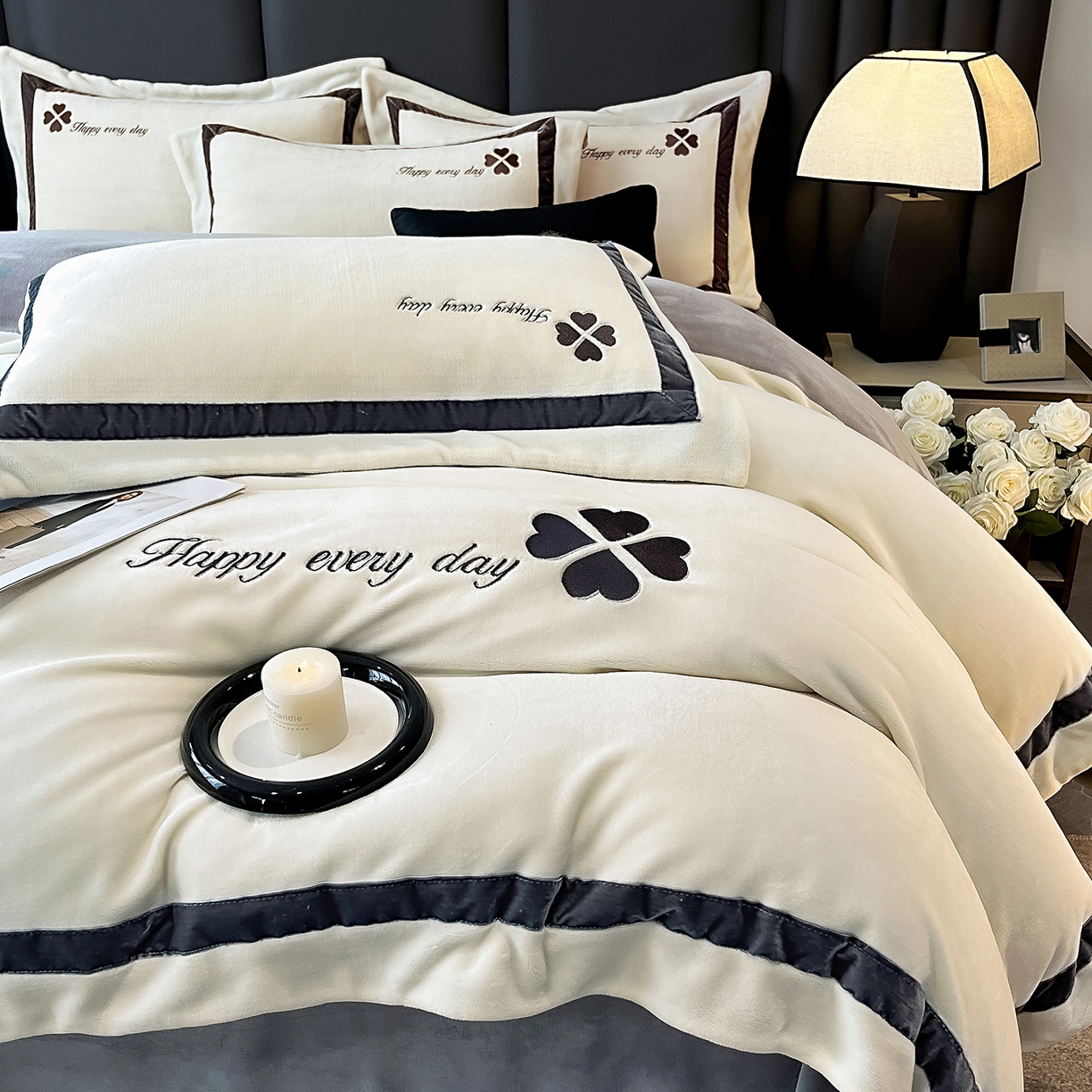 91家纺网 家纺一手货源 找家纺 妮恒美家纺 2025新款牛奶绒刺绣四件套-简爱系列 简爱-绅士白＋浅灰