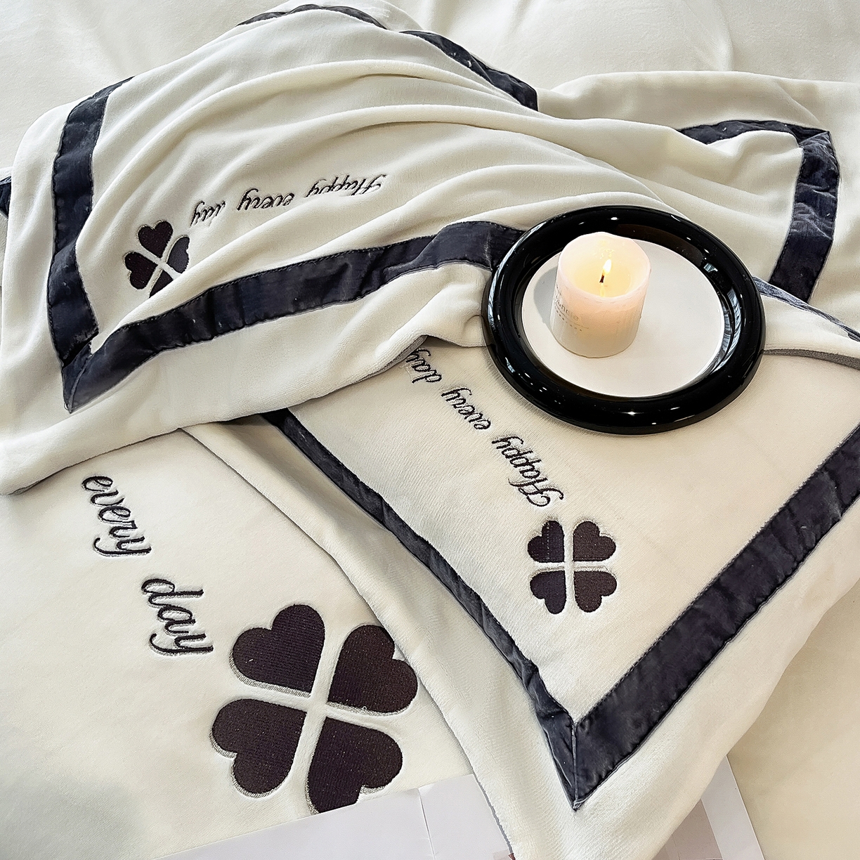 91家纺网 家纺一手货源 找家纺 妮恒美家纺 2025新款牛奶绒刺绣四件套-简爱系列 简爱-绅士白＋浅灰