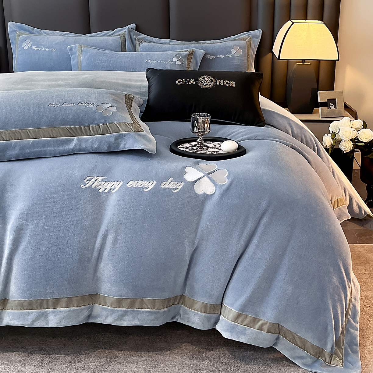 91家纺网 家纺一手货源 找家纺 妮恒美家纺 2025新款牛奶绒刺绣四件套-简爱系列 简爱-石英灰＋浅灰