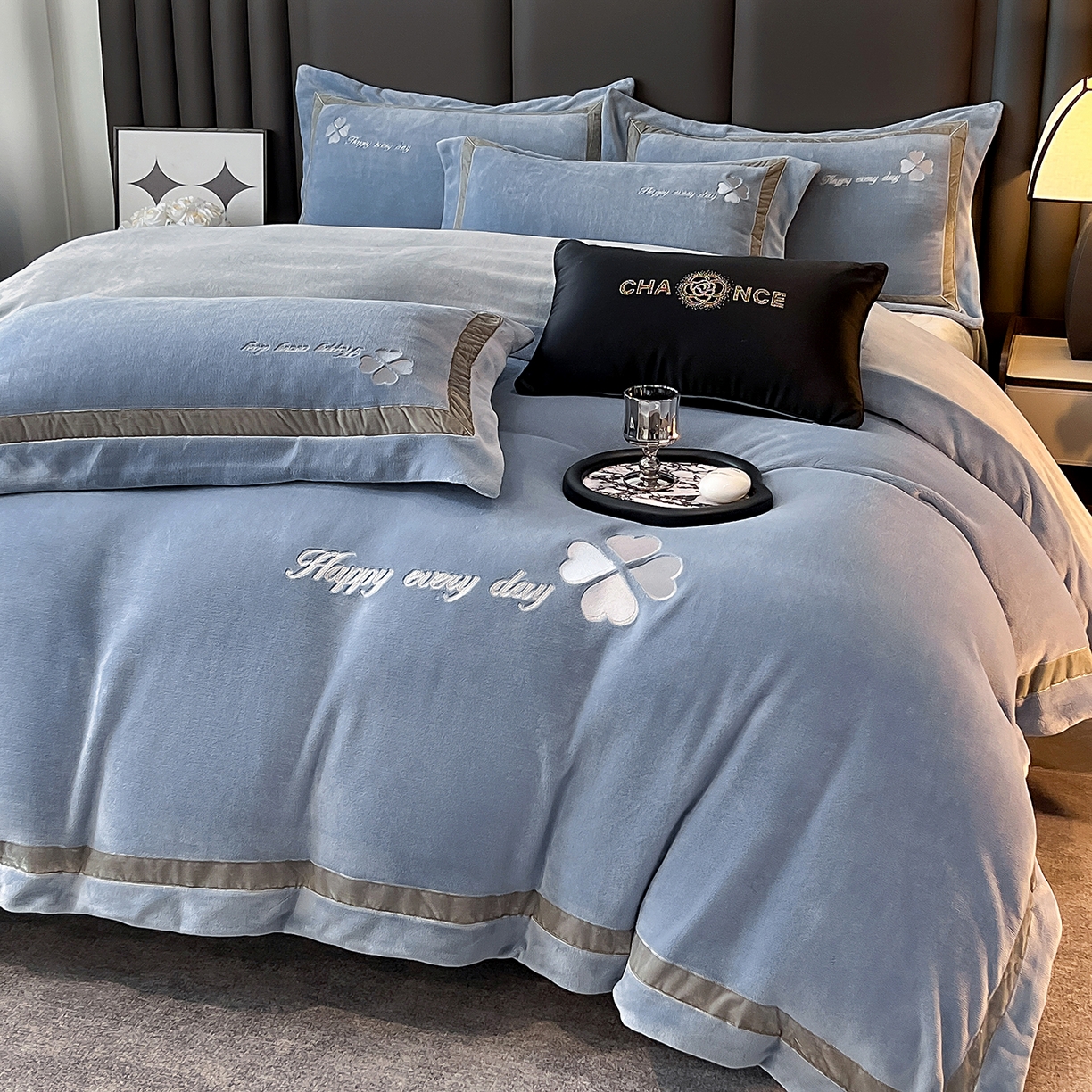 91家纺网 家纺一手货源 找家纺 妮恒美家纺 2025新款牛奶绒刺绣四件套-简爱系列 简爱-石英灰＋浅灰