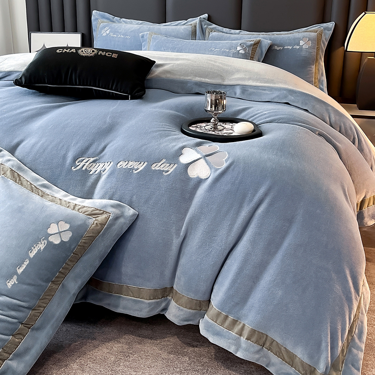 91家纺网 家纺一手货源 找家纺 妮恒美家纺 2025新款牛奶绒刺绣四件套-简爱系列 简爱-石英灰＋浅灰