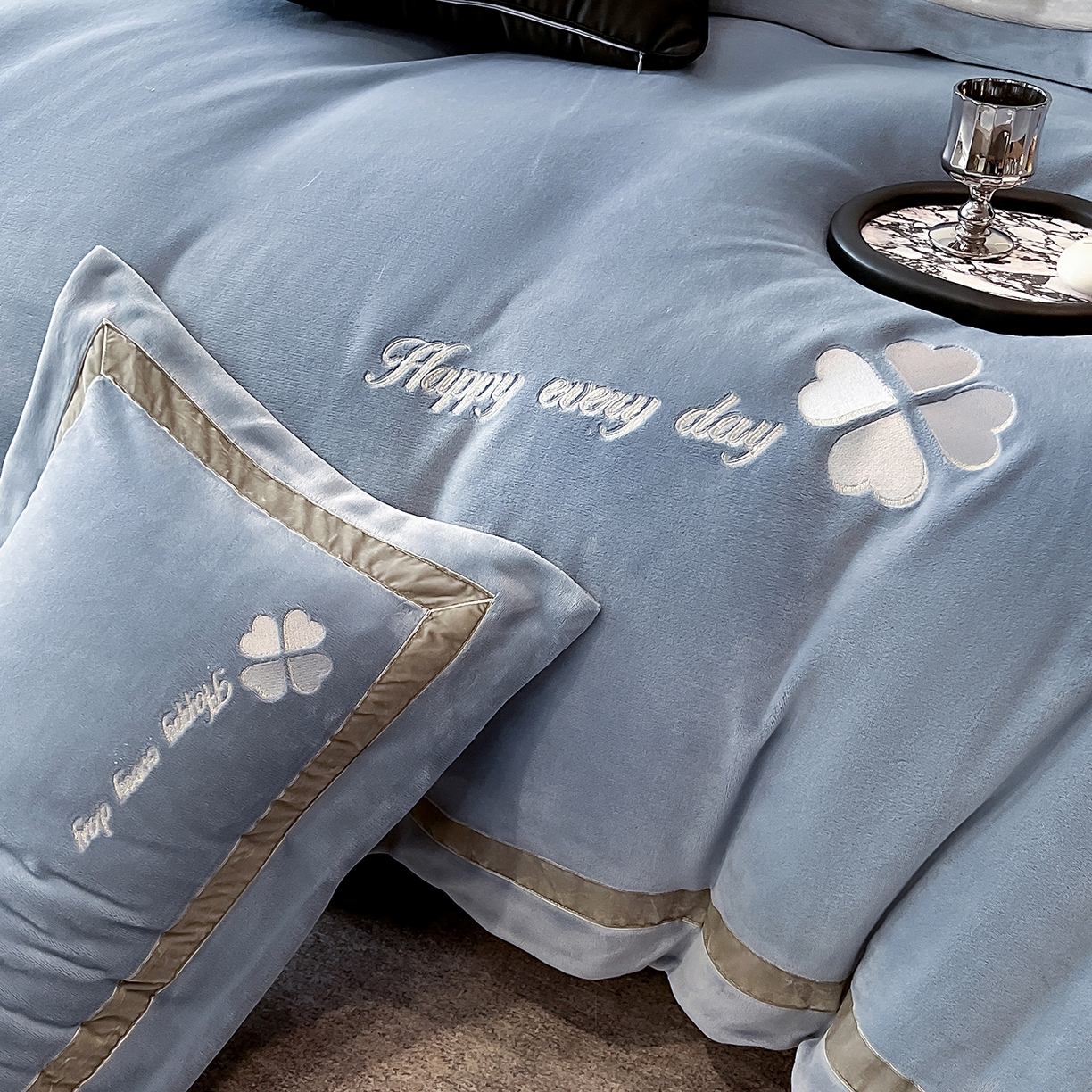 91家纺网 家纺一手货源 找家纺 妮恒美家纺 2025新款牛奶绒刺绣四件套-简爱系列 简爱-石英灰＋浅灰