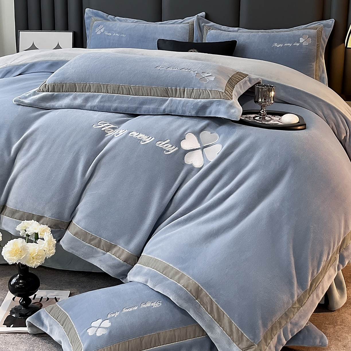 91家纺网 家纺一手货源 找家纺 妮恒美家纺 2025新款牛奶绒刺绣四件套-简爱系列 简爱-石英灰＋浅灰