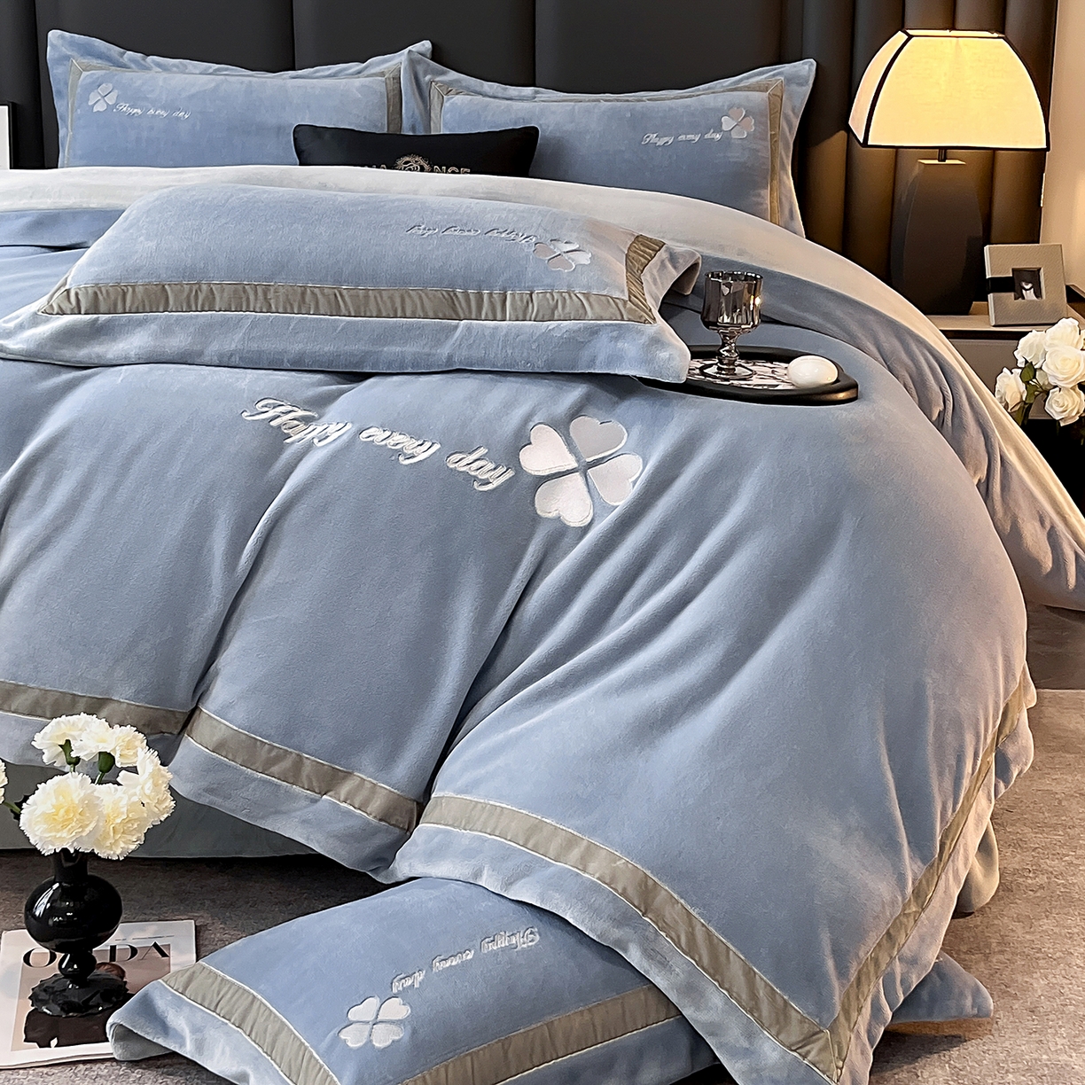 91家纺网 家纺一手货源 找家纺 妮恒美家纺 2025新款牛奶绒刺绣四件套-简爱系列 简爱-石英灰＋浅灰