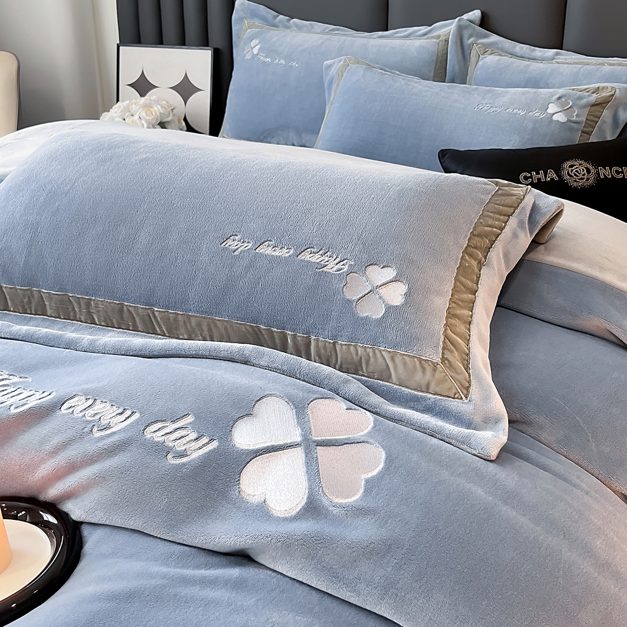 91家纺网 家纺一手货源 找家纺 妮恒美家纺 2025新款牛奶绒刺绣四件套-简爱系列 简爱-石英灰＋浅灰