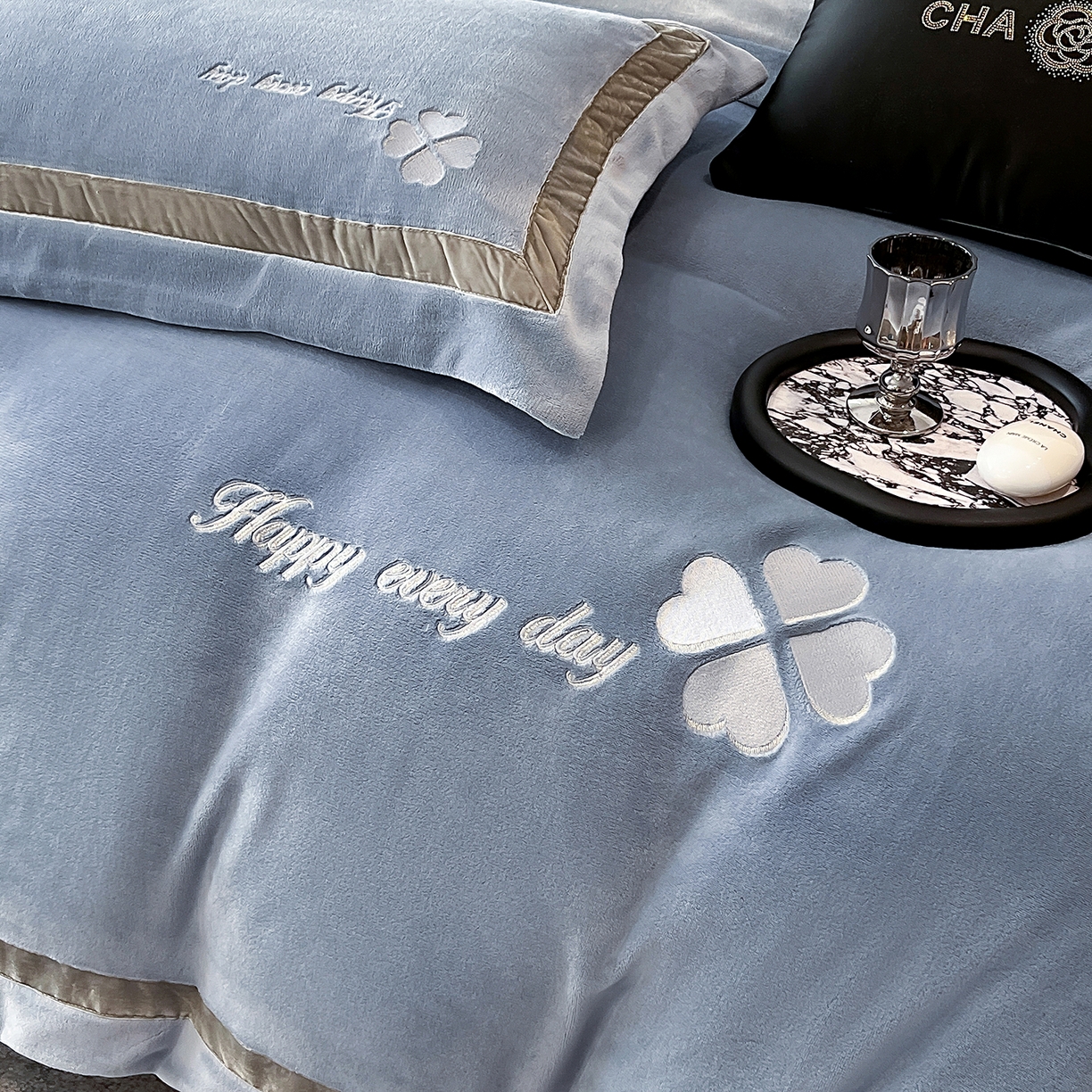 91家纺网 家纺一手货源 找家纺 妮恒美家纺 2025新款牛奶绒刺绣四件套-简爱系列 简爱-石英灰＋浅灰