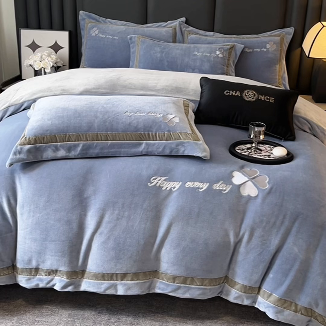 91家纺网 家纺一手货源 找家纺 妮恒美家纺 2025新款牛奶绒刺绣四件套-简爱系列 简爱-石英灰＋浅灰