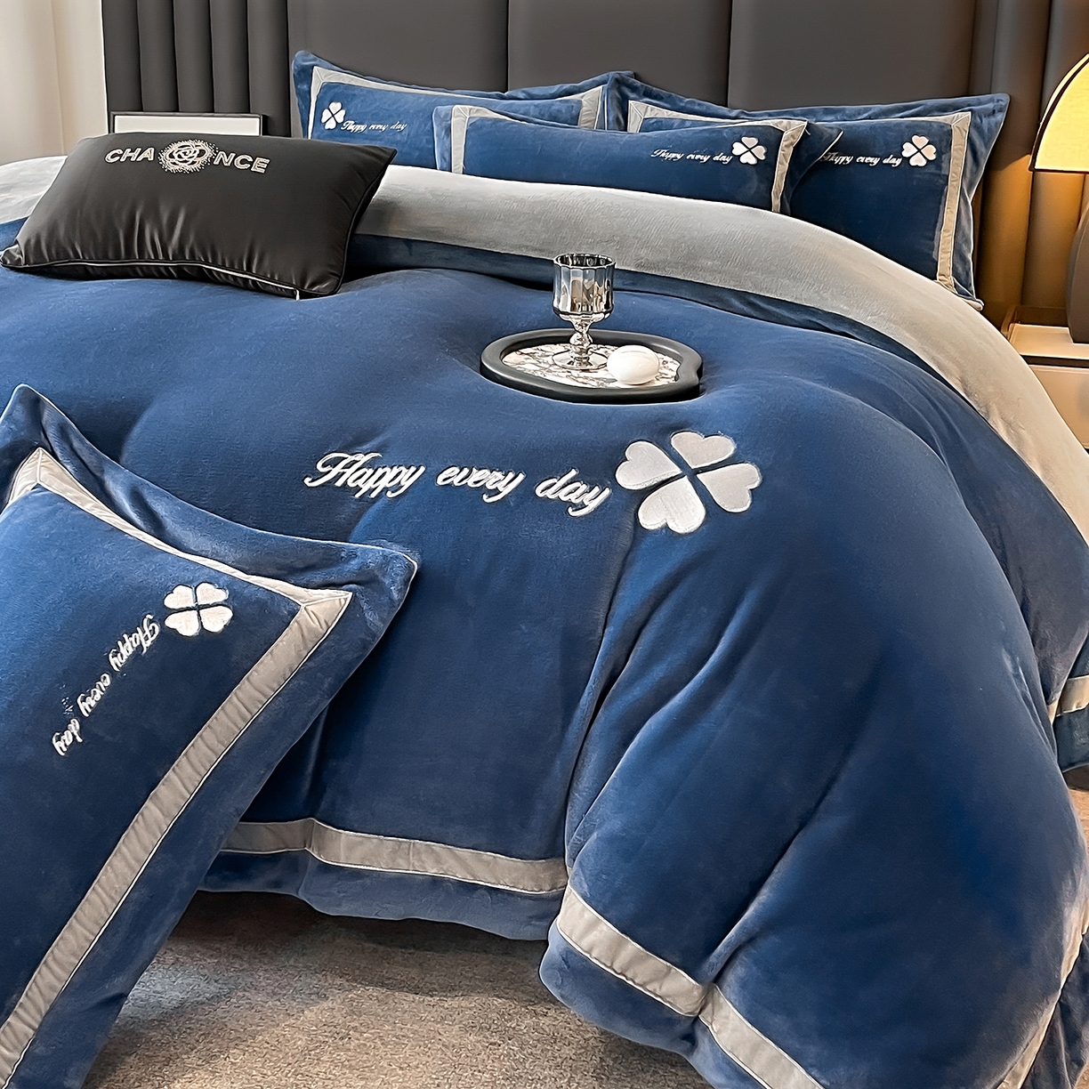 91家纺网 家纺一手货源 找家纺 妮恒美家纺 2025新款牛奶绒刺绣四件套-简爱系列 简爱-雾蓝＋浅灰