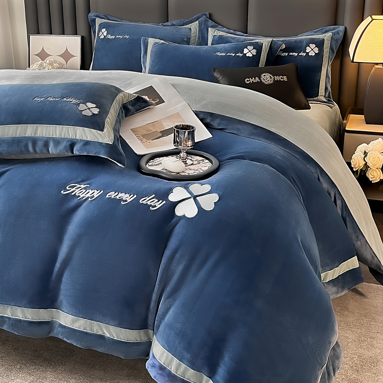 妮恒美家纺 2025新款牛奶绒刺绣四件套-简爱系列 简爱-雾蓝＋浅灰