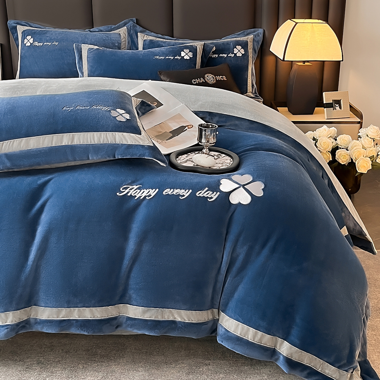 91家纺网 家纺一手货源 找家纺 妮恒美家纺 2025新款牛奶绒刺绣四件套-简爱系列 简爱-雾蓝＋浅灰