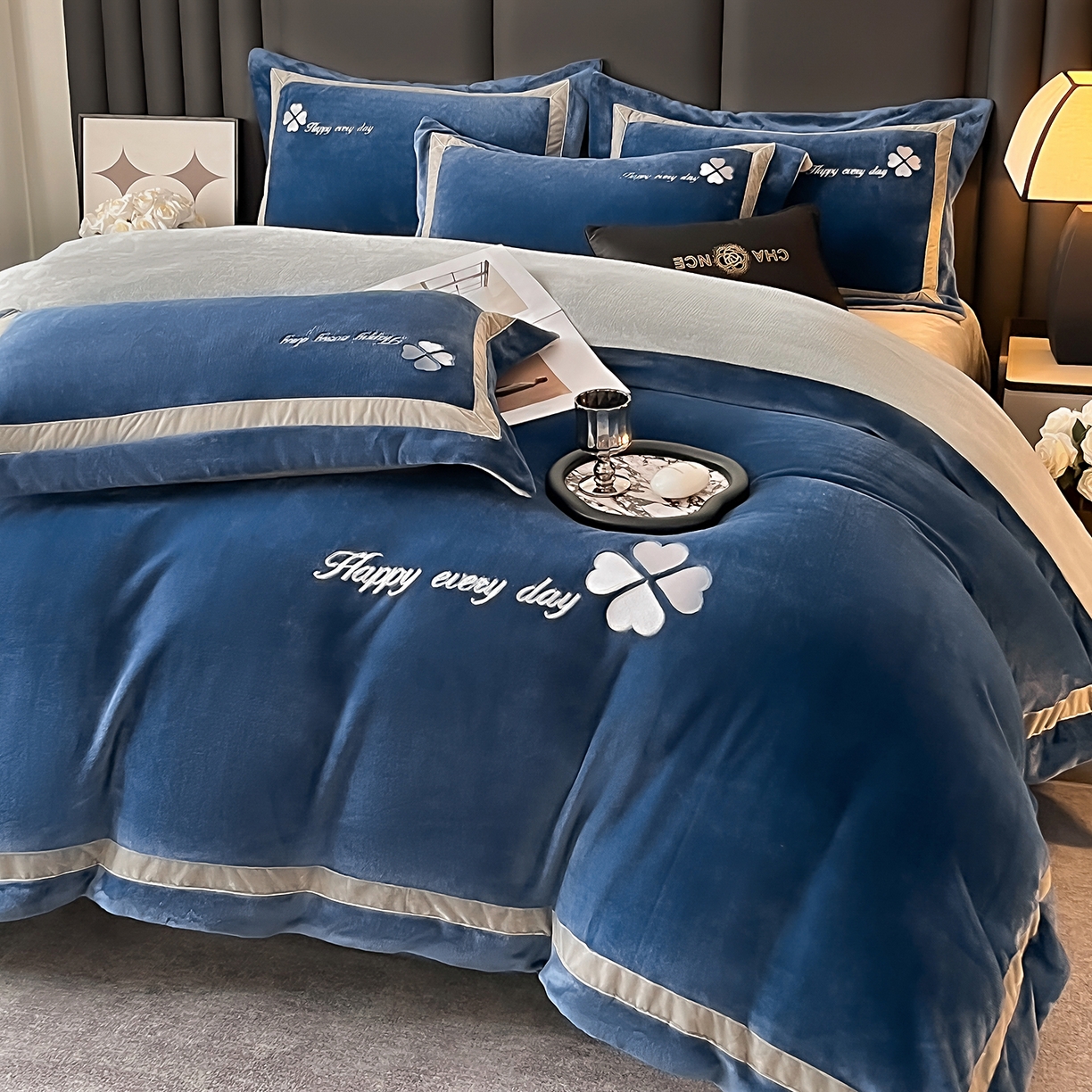 91家纺网 家纺一手货源 找家纺 妮恒美家纺 2025新款牛奶绒刺绣四件套-简爱系列 简爱-雾蓝＋浅灰