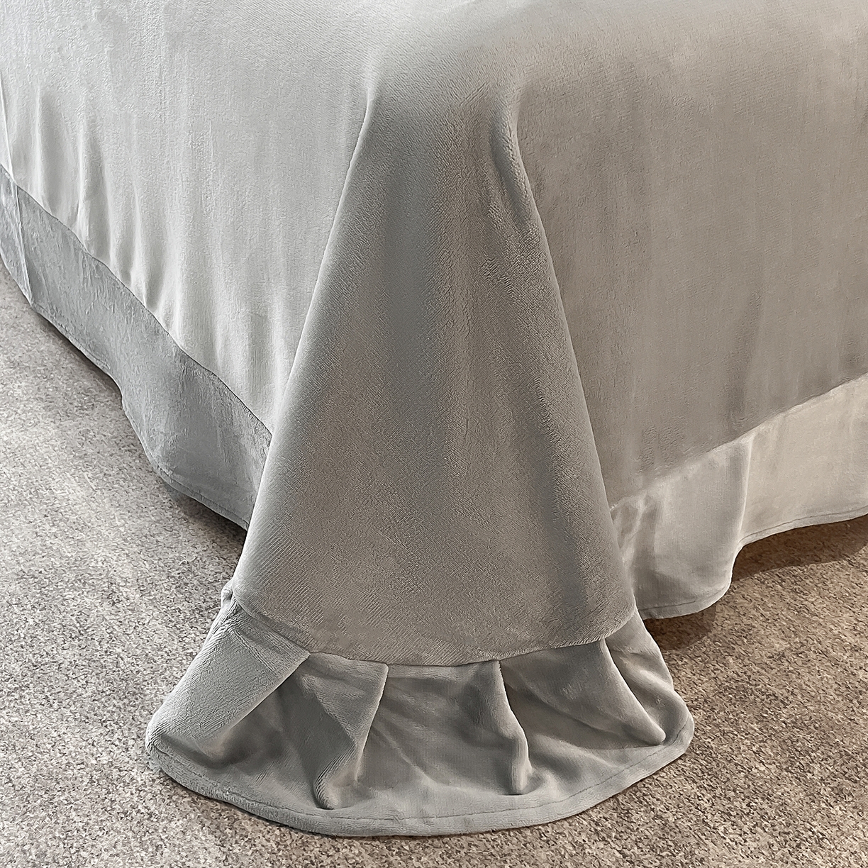 91家纺网 家纺一手货源 找家纺 妮恒美家纺 2025新款牛奶绒刺绣四件套-简爱系列 简爱-雾蓝＋浅灰