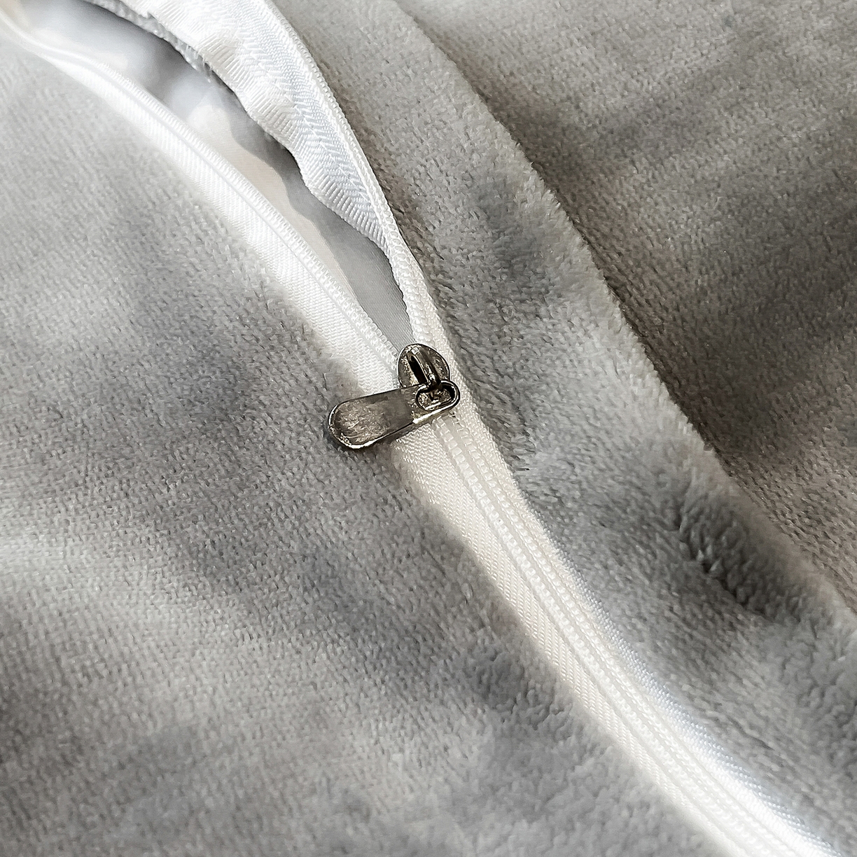 91家纺网 家纺一手货源 找家纺 妮恒美家纺 2025新款牛奶绒刺绣四件套-简爱系列 简爱-雾蓝＋浅灰