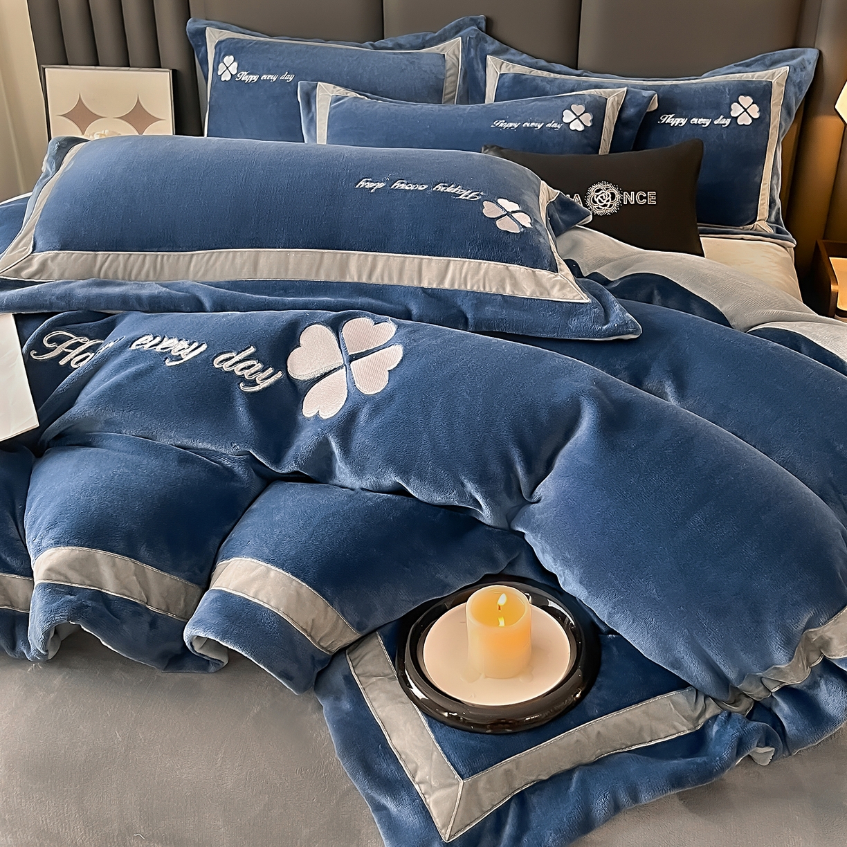 91家纺网 家纺一手货源 找家纺 妮恒美家纺 2025新款牛奶绒刺绣四件套-简爱系列 简爱-雾蓝＋浅灰