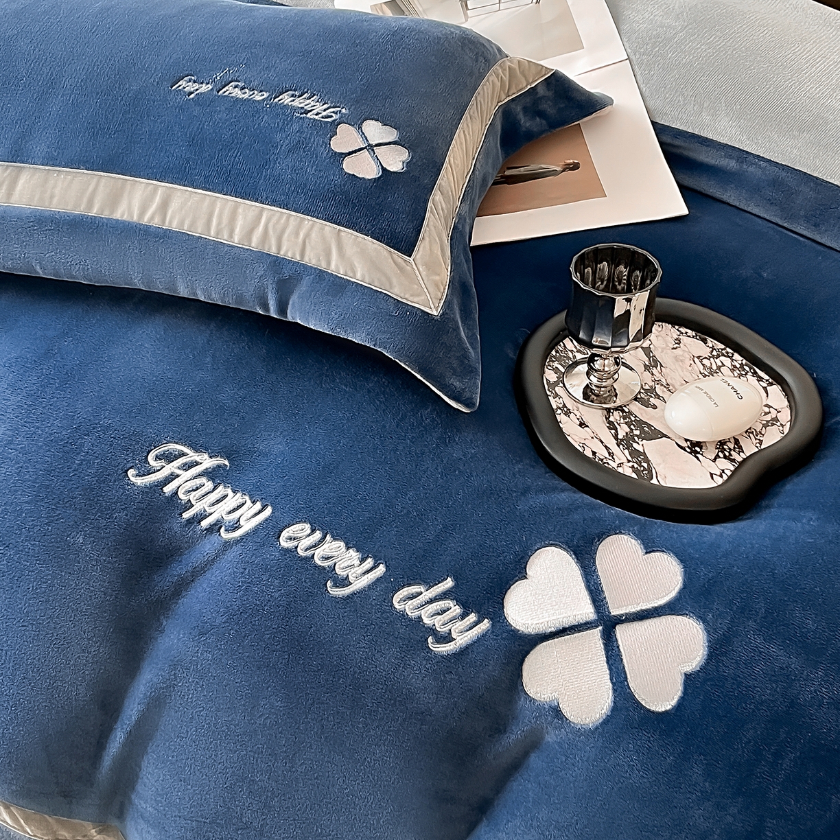 91家纺网 家纺一手货源 找家纺 妮恒美家纺 2025新款牛奶绒刺绣四件套-简爱系列 简爱-雾蓝＋浅灰