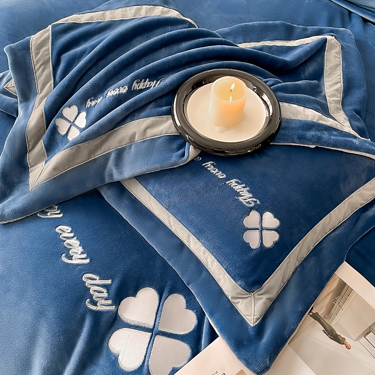 91家纺网 家纺一手货源 找家纺 妮恒美家纺 2025新款牛奶绒刺绣四件套-简爱系列 简爱-雾蓝＋浅灰