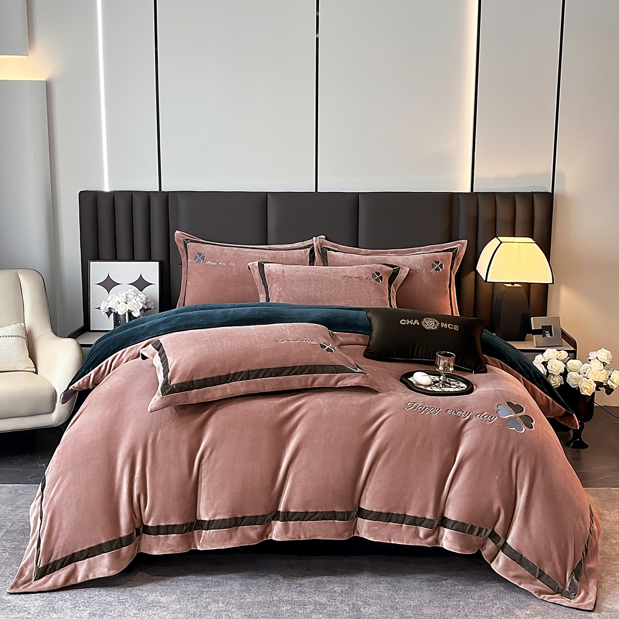 91家纺网 家纺一手货源 找家纺 妮恒美家纺 2025新款牛奶绒刺绣四件套-简爱系列 简爱-陨石拿铁＋藏蓝