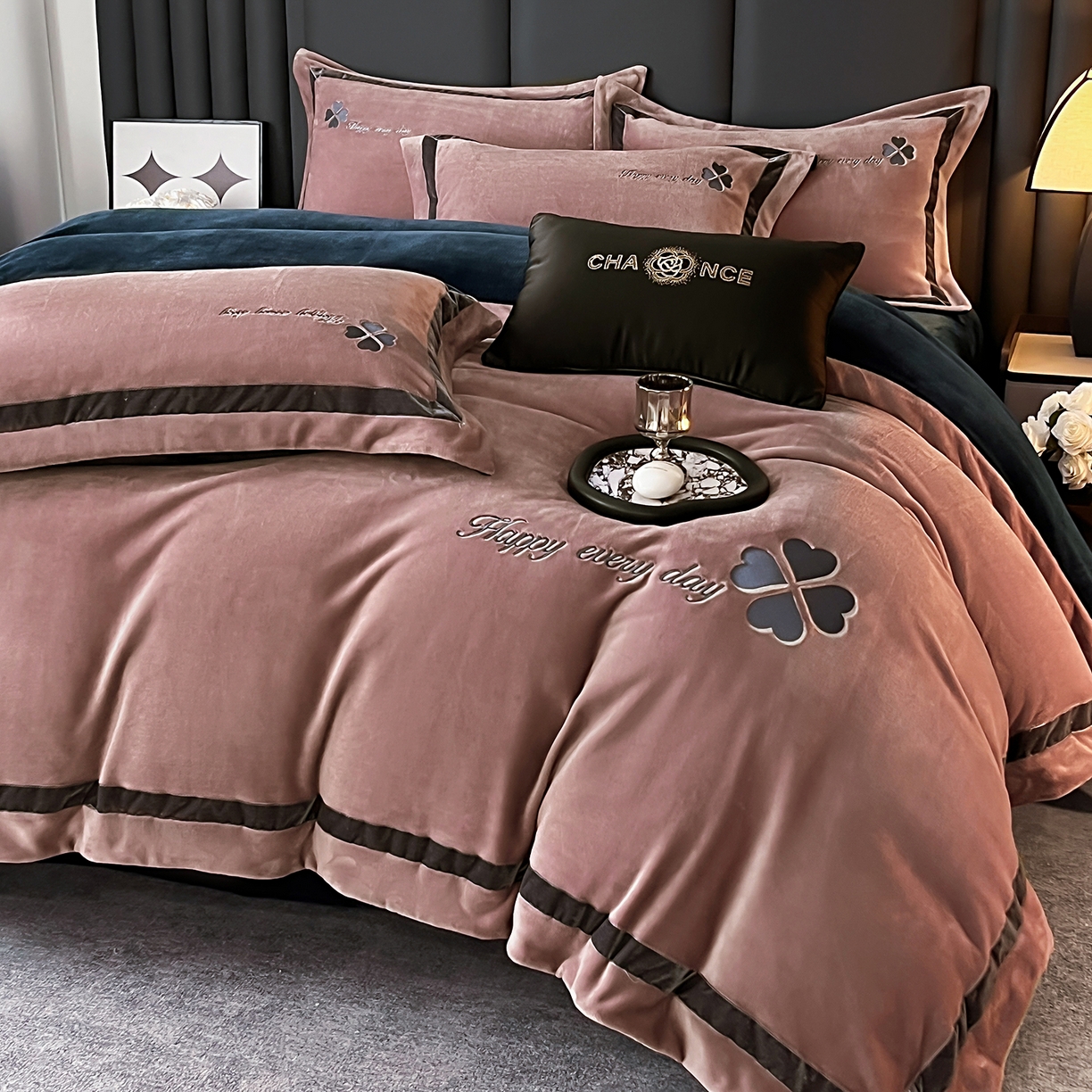 91家纺网 家纺一手货源 找家纺 妮恒美家纺 2025新款牛奶绒刺绣四件套-简爱系列 简爱-陨石拿铁＋藏蓝