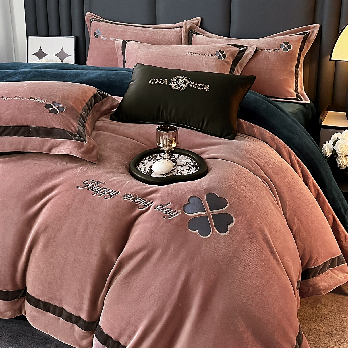 妮恒美家纺 2025新款牛奶绒刺绣四件套-简爱系列 简爱-陨石拿铁＋藏蓝