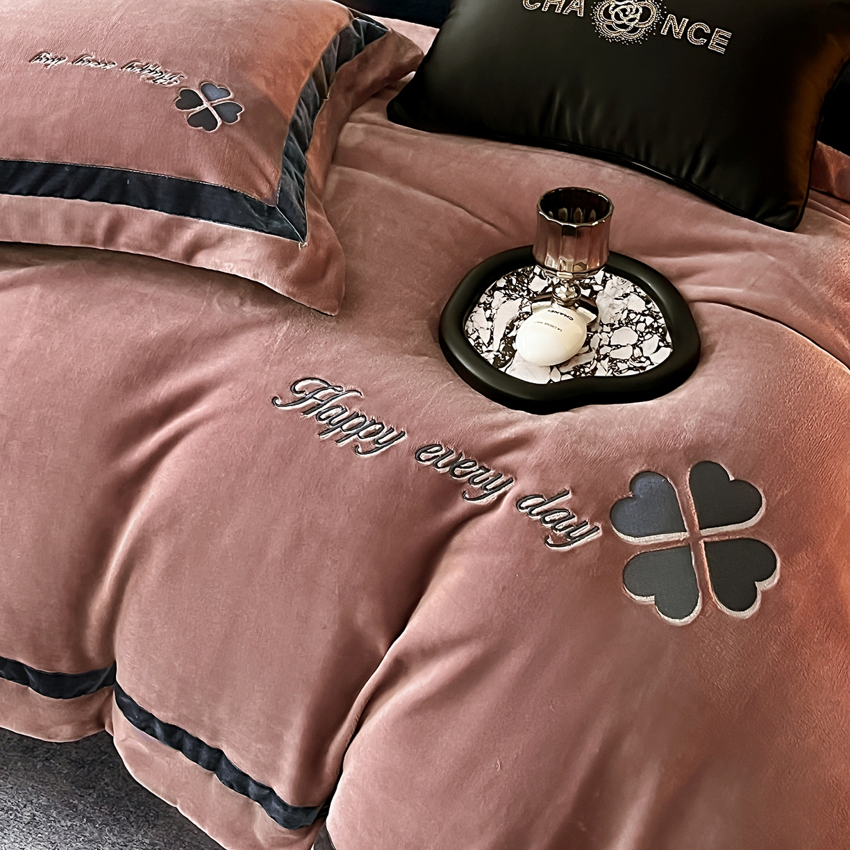 91家纺网 家纺一手货源 找家纺 妮恒美家纺 2025新款牛奶绒刺绣四件套-简爱系列 简爱-陨石拿铁＋藏蓝