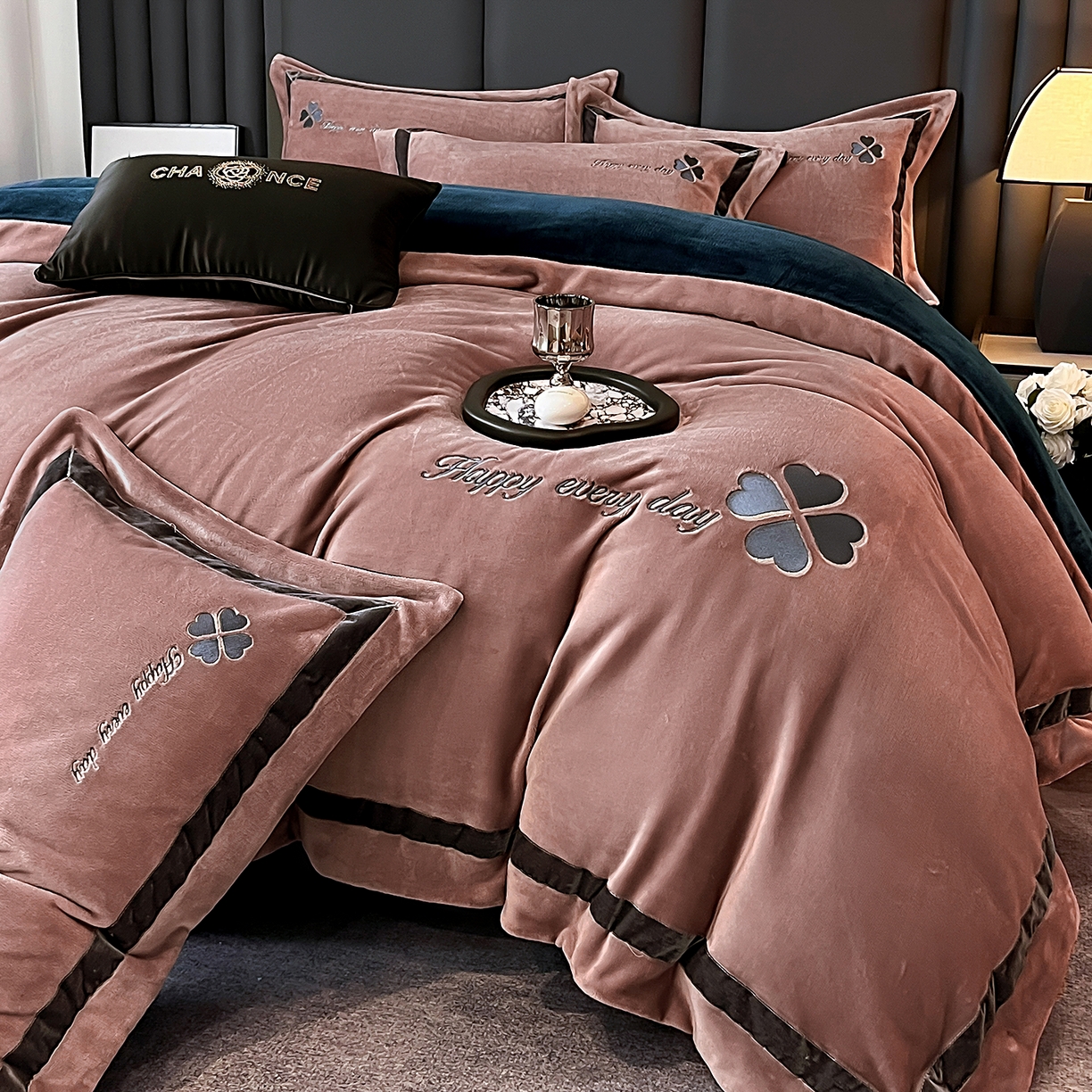 91家纺网 家纺一手货源 找家纺 妮恒美家纺 2025新款牛奶绒刺绣四件套-简爱系列 简爱-陨石拿铁＋藏蓝