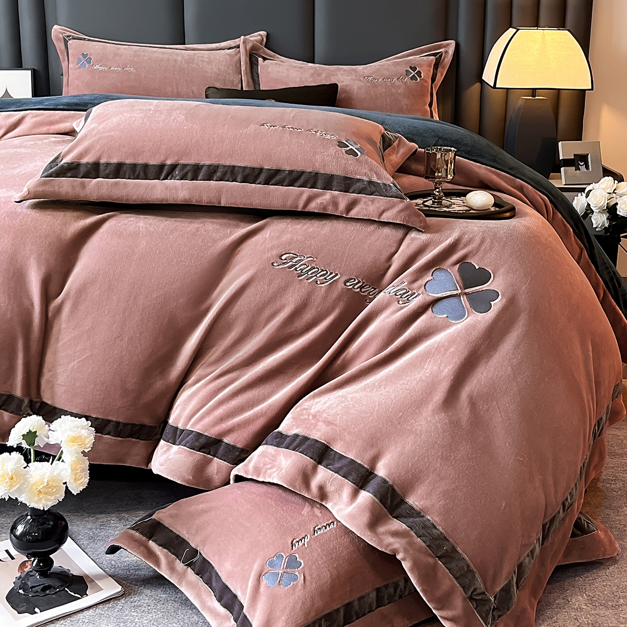 91家纺网 家纺一手货源 找家纺 妮恒美家纺 2025新款牛奶绒刺绣四件套-简爱系列 简爱-陨石拿铁＋藏蓝