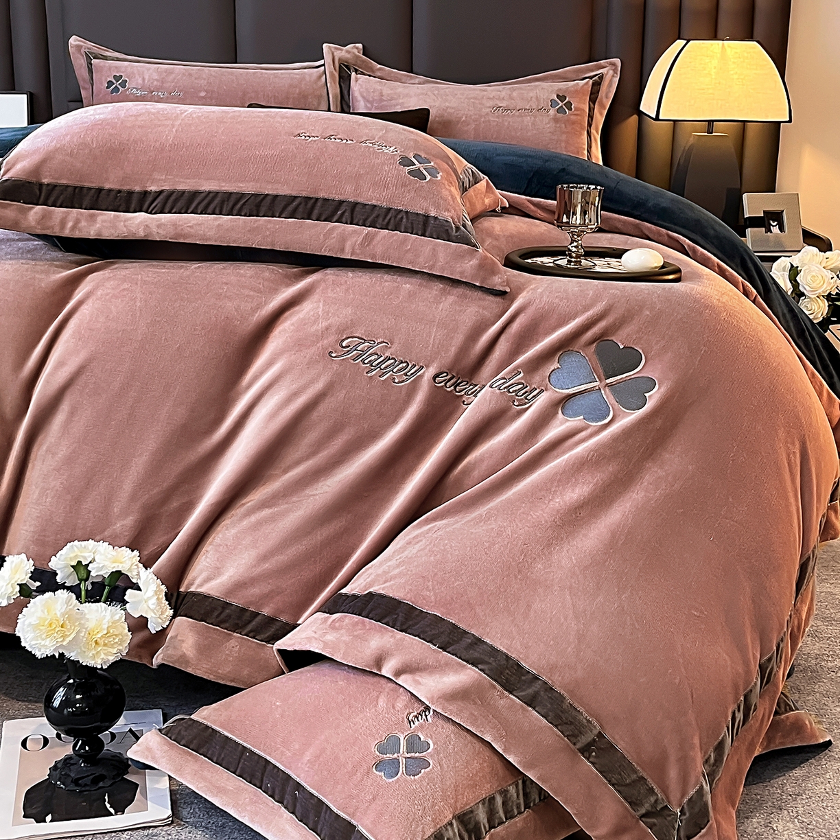 91家纺网 家纺一手货源 找家纺 妮恒美家纺 2025新款牛奶绒刺绣四件套-简爱系列 简爱-陨石拿铁＋藏蓝