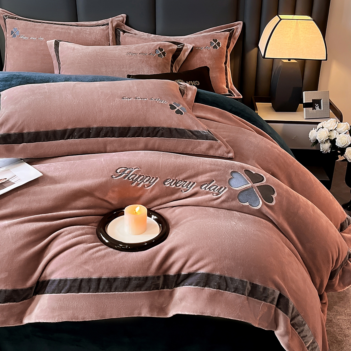 91家纺网 家纺一手货源 找家纺 妮恒美家纺 2025新款牛奶绒刺绣四件套-简爱系列 简爱-陨石拿铁＋藏蓝