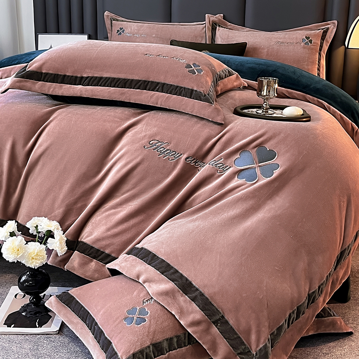 91家纺网 家纺一手货源 找家纺 妮恒美家纺 2025新款牛奶绒刺绣四件套-简爱系列 简爱-陨石拿铁＋藏蓝