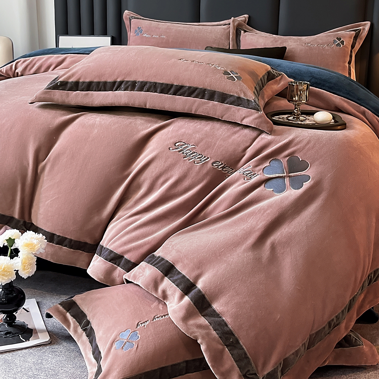 91家纺网 家纺一手货源 找家纺 妮恒美家纺 2025新款牛奶绒刺绣四件套-简爱系列 简爱-陨石拿铁＋藏蓝