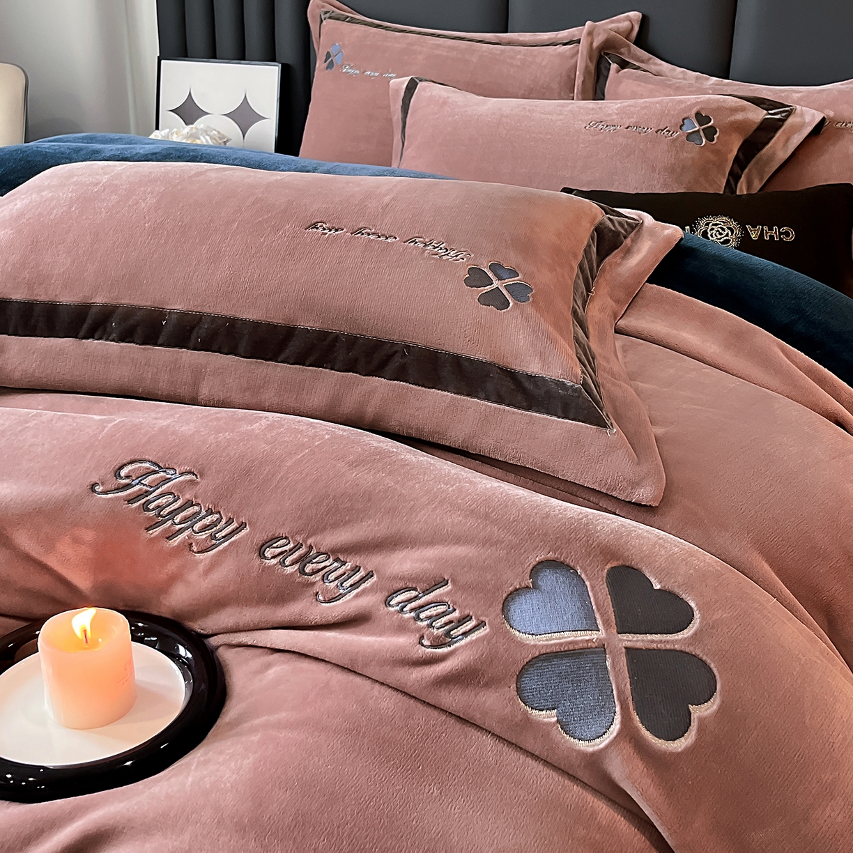 91家纺网 家纺一手货源 找家纺 妮恒美家纺 2025新款牛奶绒刺绣四件套-简爱系列 简爱-陨石拿铁＋藏蓝