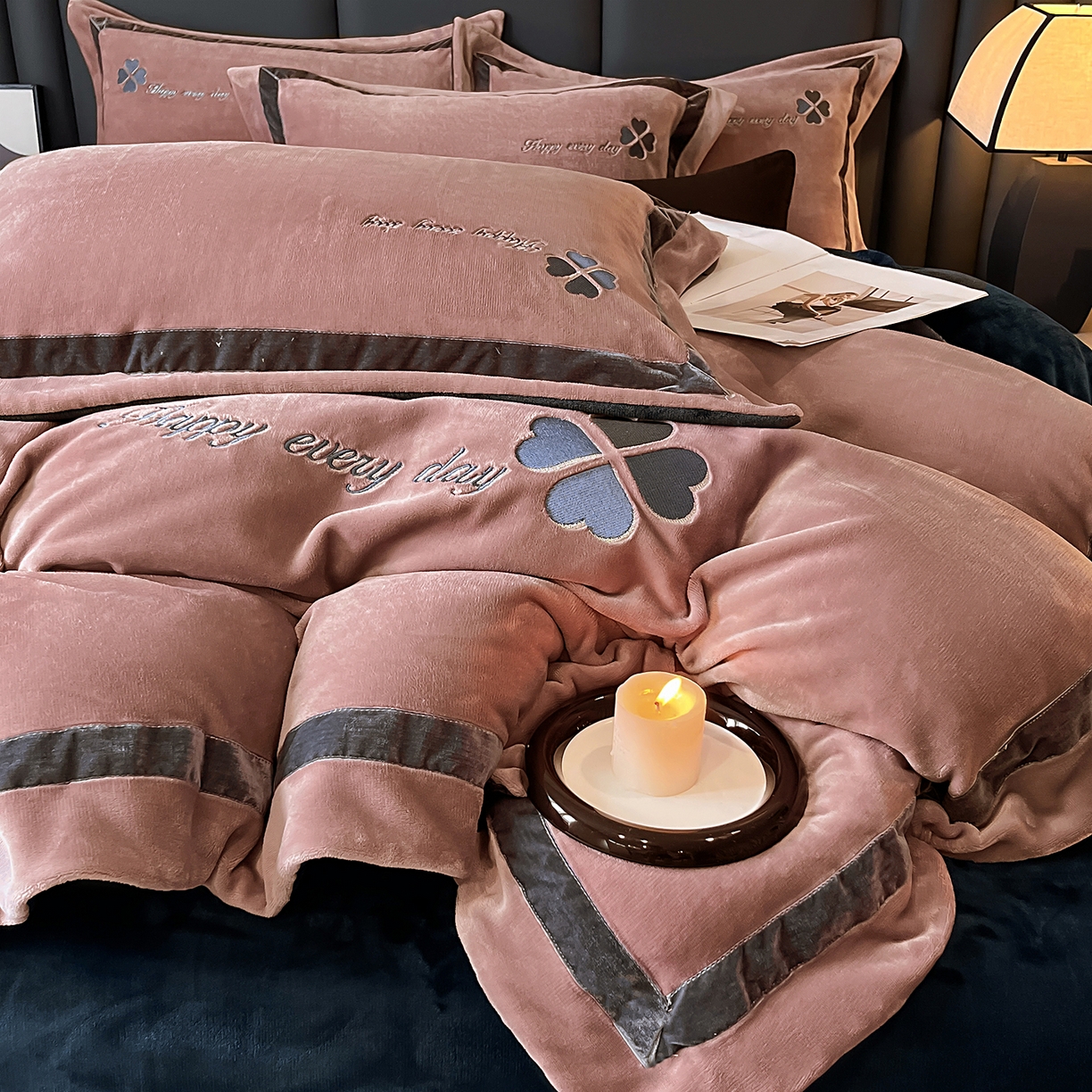 91家纺网 家纺一手货源 找家纺 妮恒美家纺 2025新款牛奶绒刺绣四件套-简爱系列 简爱-陨石拿铁＋藏蓝