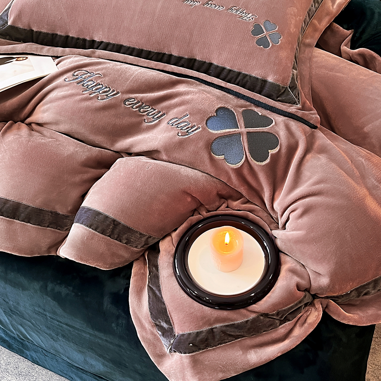 91家纺网 家纺一手货源 找家纺 妮恒美家纺 2025新款牛奶绒刺绣四件套-简爱系列 简爱-陨石拿铁＋藏蓝