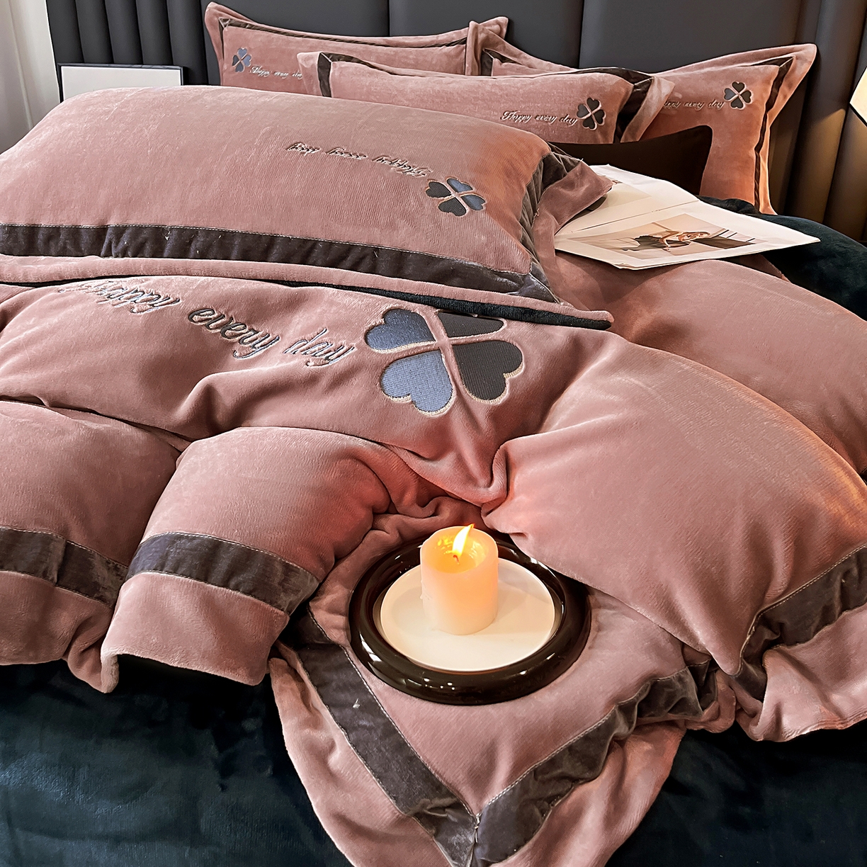 91家纺网 家纺一手货源 找家纺 妮恒美家纺 2025新款牛奶绒刺绣四件套-简爱系列 简爱-陨石拿铁＋藏蓝