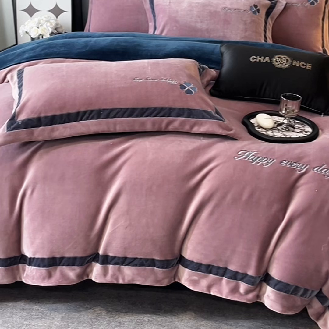 91家纺网 家纺一手货源 找家纺 妮恒美家纺 2025新款牛奶绒刺绣四件套-简爱系列 简爱-陨石拿铁＋藏蓝