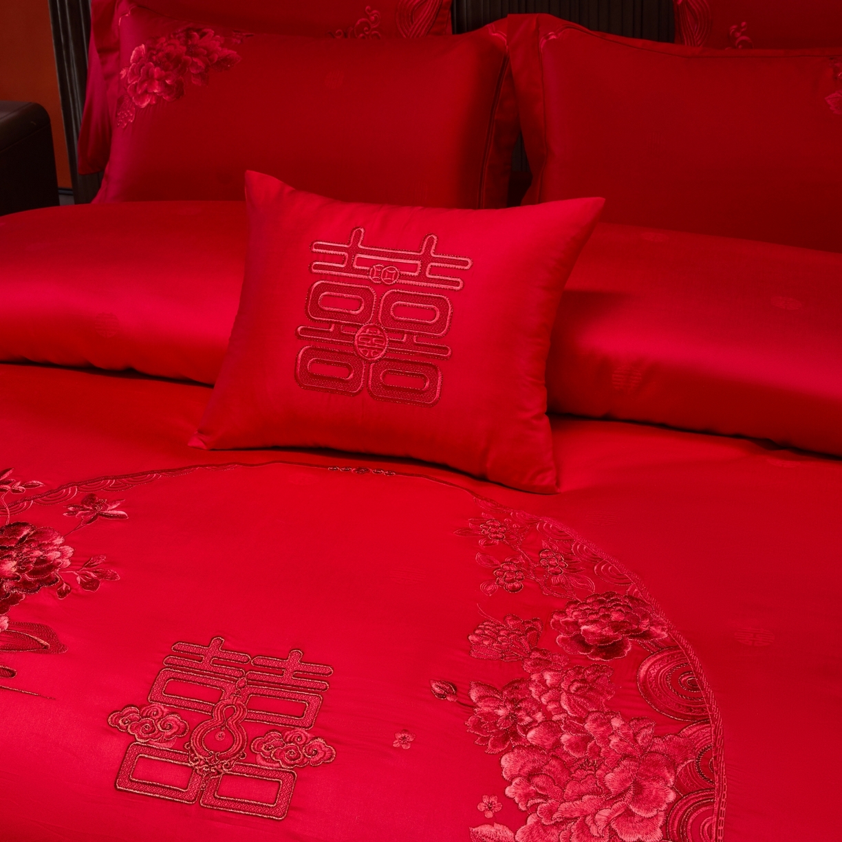 91家纺网 家纺一手货源 找家纺 宏羽纺家纺 2025新款高支高密纯棉婚庆系列四件套 花开富贵-大红