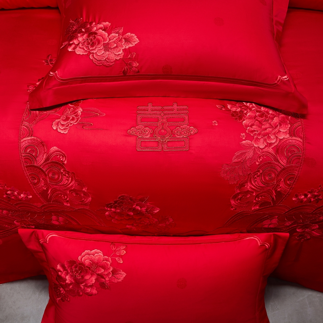 91家纺网 家纺一手货源 找家纺 宏羽纺家纺 2025新款高支高密纯棉婚庆系列四件套 花开富贵-大红
